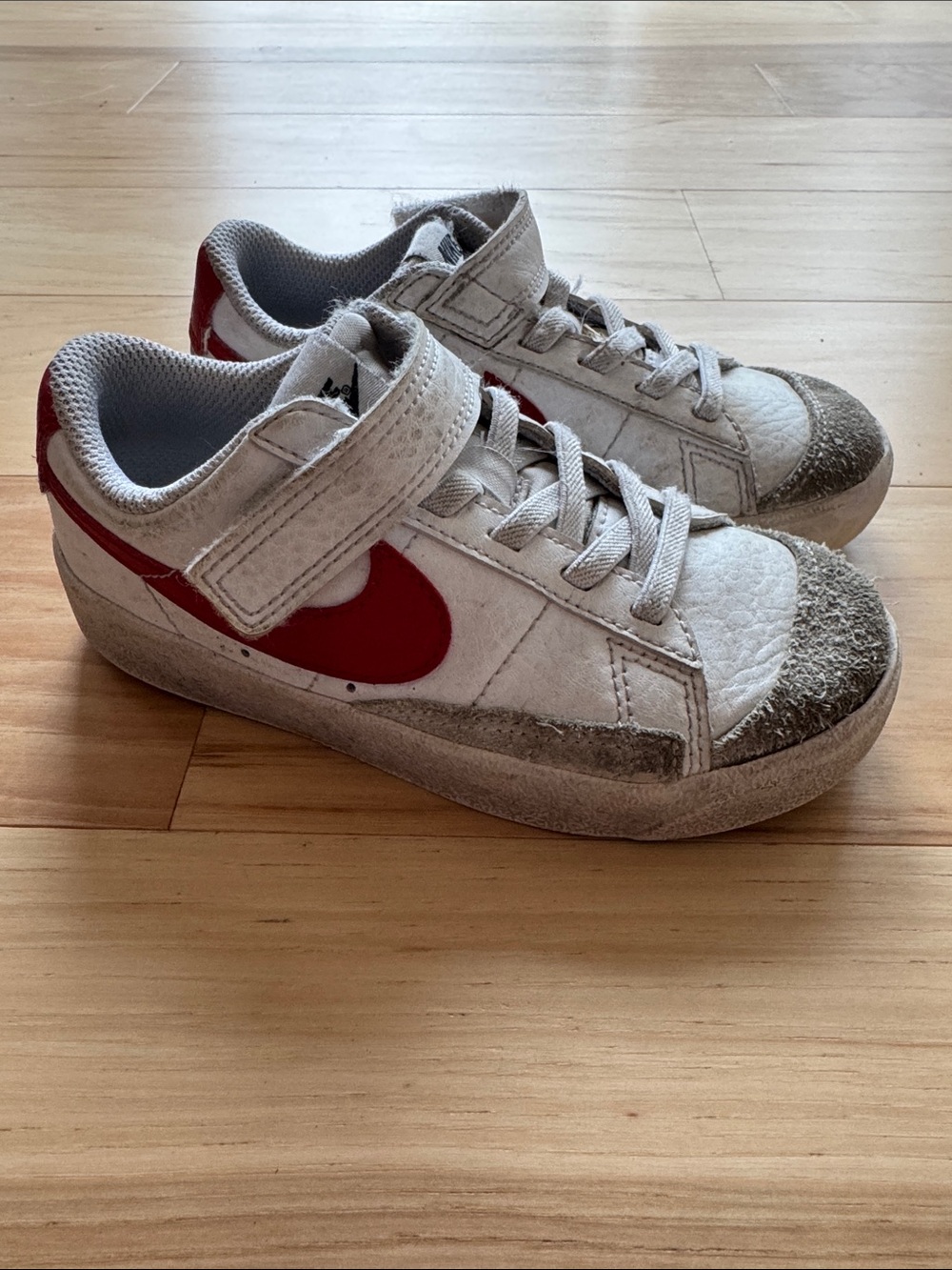 Nike Kids White and Red Low-Top Sneakers with Hook-and-Loop Strap, size 10.5
